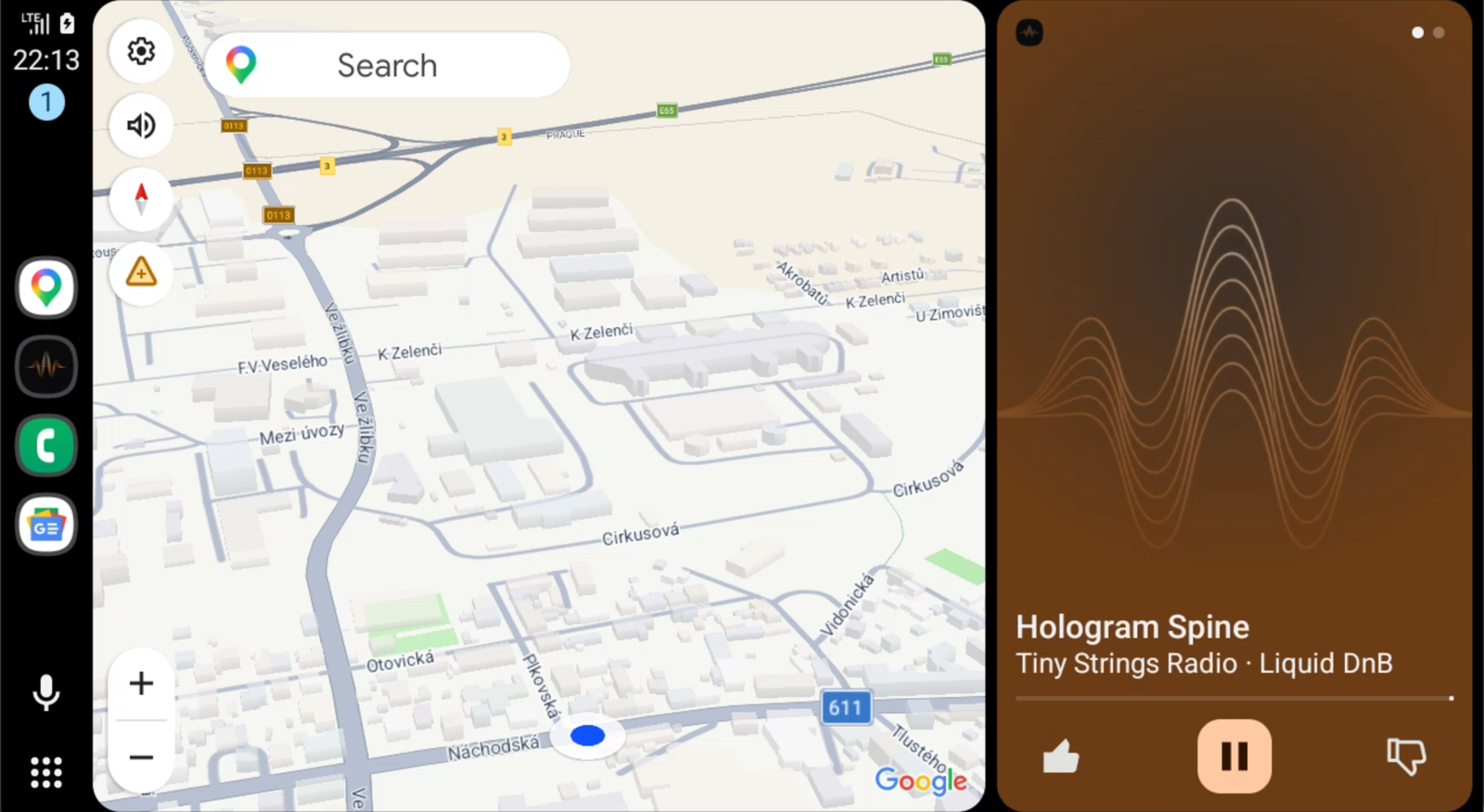Tiny Strings Radio v Android Auto vedle skutečné mapy Google Maps, s ovládáním živého poslechu a Like a Dislike