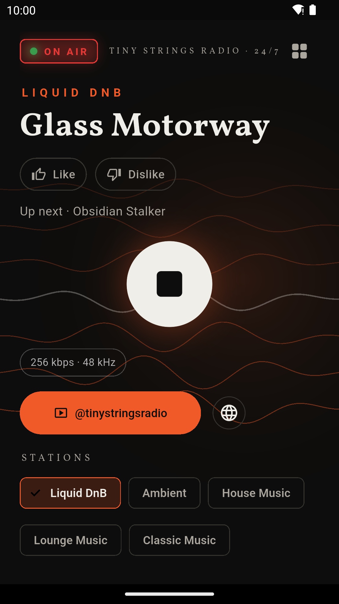 Přehrávač Tiny Strings Radio (aktuální build 1.1.1+12) s aktuální skladbou a ovládáním